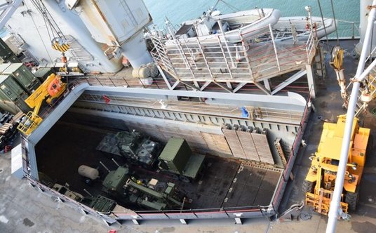 Śródokręcie okrętu desantowego, dzięki specjalnemu wycięciu w pokładzie pojazdy lub inne ładunki mog