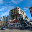 Trzy najwyższe kondygnacje apartamentowca Kapitanat Garbary wysunięto nad zabytkowy budynek z 1907 r