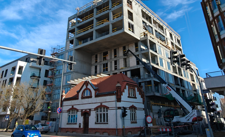 Trzy najwyższe kondygnacje apartamentowca Kapitanat Garbary wysunięto nad zabytkowy budynek z 1907 r