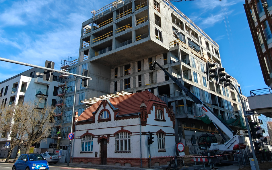 Trzy najwyższe kondygnacje apartamentowca Kapitanat Garbary wysunięto nad zabytkowy budynek z 1907 r