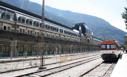 Przez lata do Canfranc dojeżdżały tylko lokalne pociągi. Miasto utraciło status międzynarodowego cen