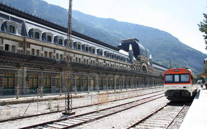 Przez lata do Canfranc dojeżdżały tylko lokalne pociągi. Miasto utraciło status międzynarodowego cen