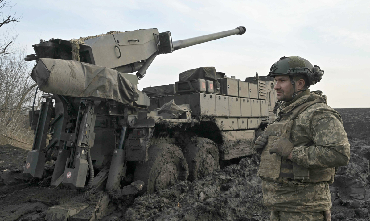 Russia pays the costs of invading Ukraine.  It loses money in the arms trading market