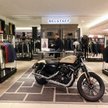 Belstaff kojarzy się przede wszystkim z kurtkami motocyklowymi, od dekad cenionych przez motocyklist