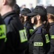 Przepisy nie precyzują jednak, jaka długość włosów u policjantów-mężczyzn spełnia wymogi regulaminow
