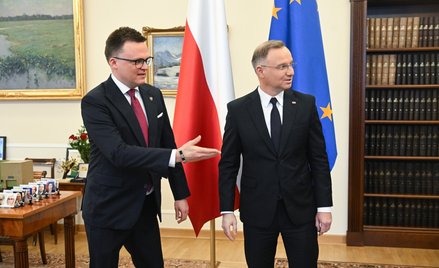 Prezydent Andrzej Duda i marszałek Sejmu Szymon Hołownia podczas spotkania w gabinecie marszałka w S