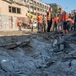 Pracownicy służb miejskich naprawiają tory tramwajowe uszkodzone w wyniku uderzenia rosyjskiej lotni