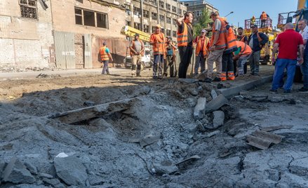Pracownicy służb miejskich naprawiają tory tramwajowe uszkodzone w wyniku uderzenia rosyjskiej lotni