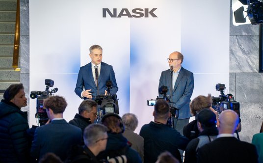 Minister cyfryzacji Krzysztof Gawkowski i dyrektor NASK Radosław Nielek