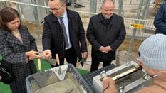 W uroczystej ceremonii wmurowania aktu erekcyjnego pod nowy gmach UW brał udział m.in. rektor uczeln