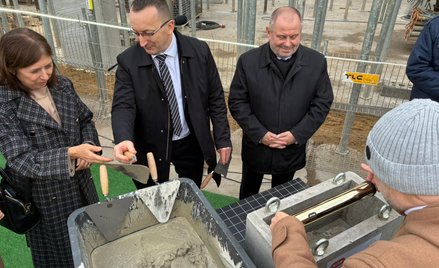 W uroczystej ceremonii wmurowania aktu erekcyjnego pod nowy gmach UW brał udział m.in. rektor uczeln