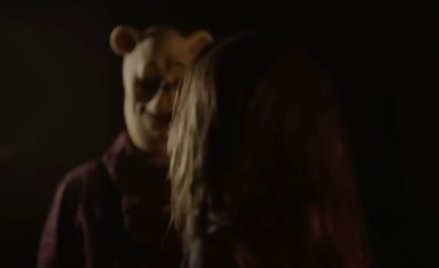 Kadr z horroru "Kubuś Puchatek: Miód i krew"
