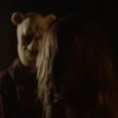 Kadr z horroru "Kubuś Puchatek: Miód i krew"