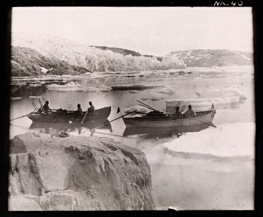 Członkowie wyprawy w łodziach płynących na północ wzdłuż wschodniego wybrzeża Grenlandii