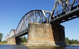 Obecny, wąski i jednotorowy most zostanie wyburzony, a w jego miejscu powstanie nowoczesna, dwutorow