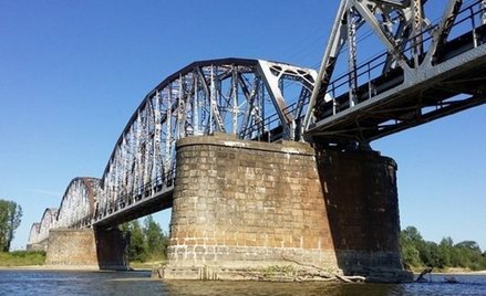 Obecny, wąski i jednotorowy most zostanie wyburzony, a w jego miejscu powstanie nowoczesna, dwutorow