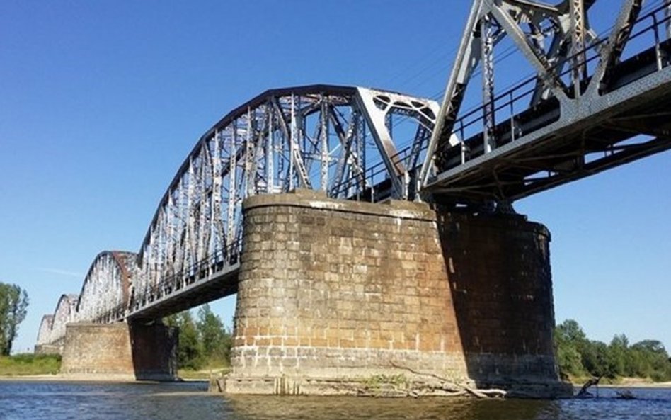 Obecny, wąski i jednotorowy most zostanie wyburzony, a w jego miejscu powstanie nowoczesna, dwutorow