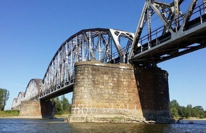 Obecny, wąski i jednotorowy most zostanie wyburzony, a w jego miejscu powstanie nowoczesna, dwutorow