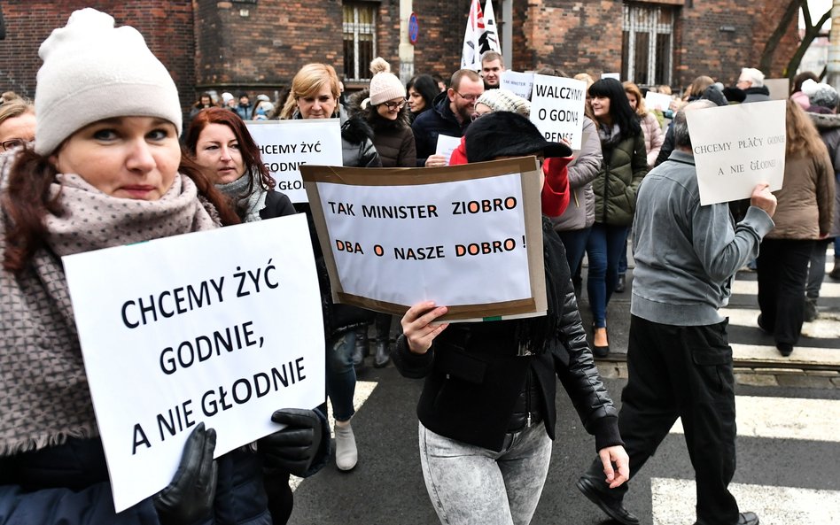 Pracownicy sądów i prokuratur od kilku lat żądają podniesienia płac. Na zdjęciu protest w tej sprawi