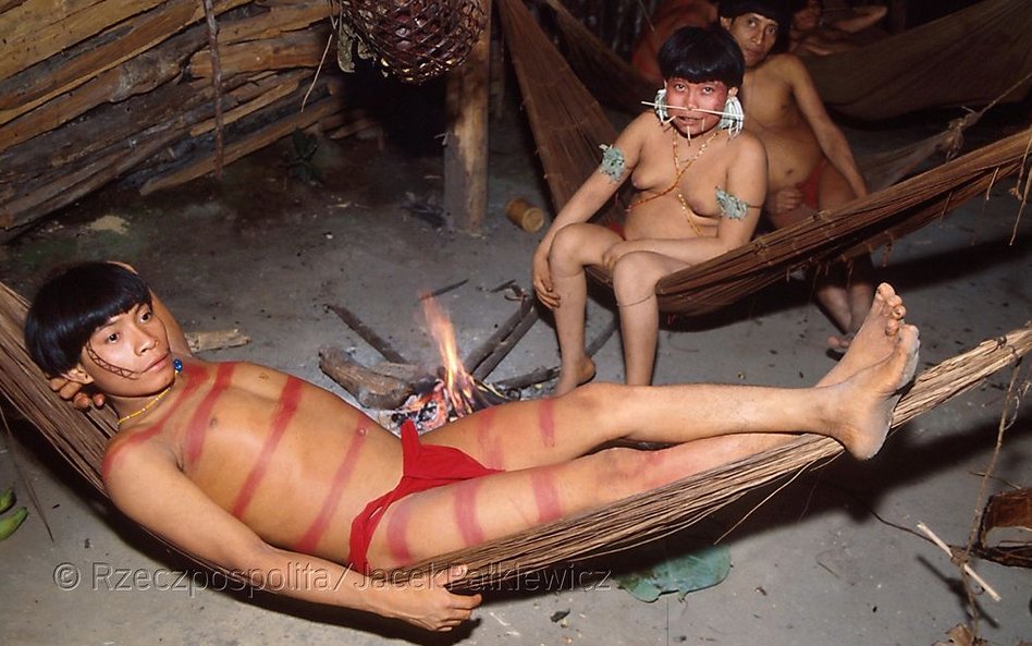 Tu wciąż rozpalają ogień, pocierając o siebie kawałki drewna dzikiego kakaowca