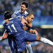 Przed chwilą obrońca Chelsea Alex wyrównał na 2:2. Ściskają go Didier Drogba i Michael Ballack