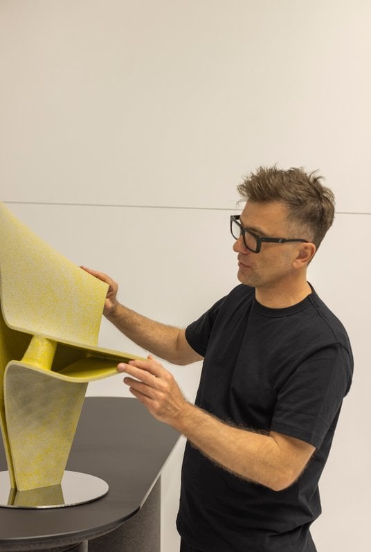 Tomek Rygalik podczas tagów Salone del Mobile w Mediolanie w 2025 roku.