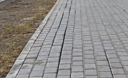 Obowiązek uprzątnięcia, a także pozbycia się błota i śniegu z chodników, które znajdują się w granic