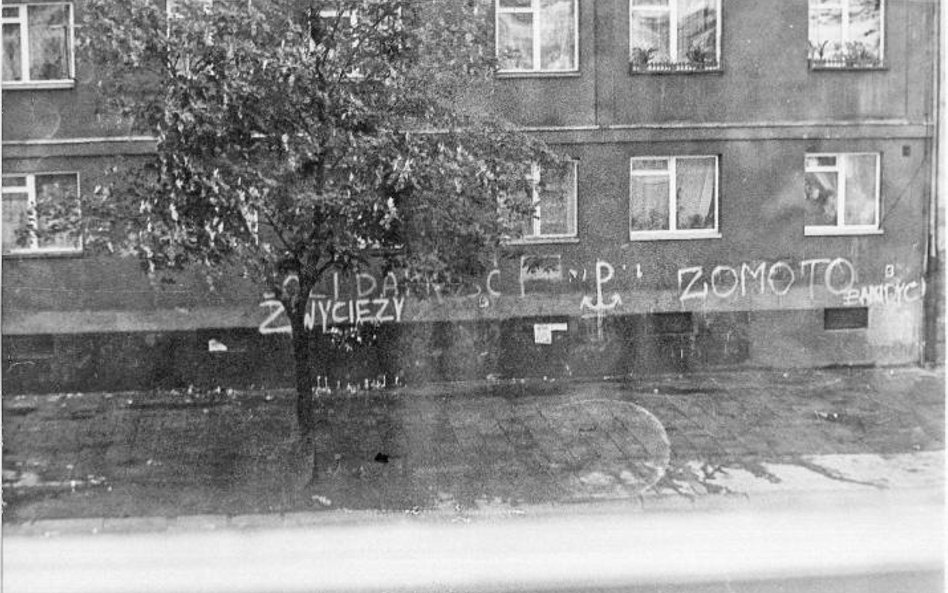 W mieście pozostał gryzący dym i napisy z najważniejszym przesłaniem: „Solidarność zwycięży”.