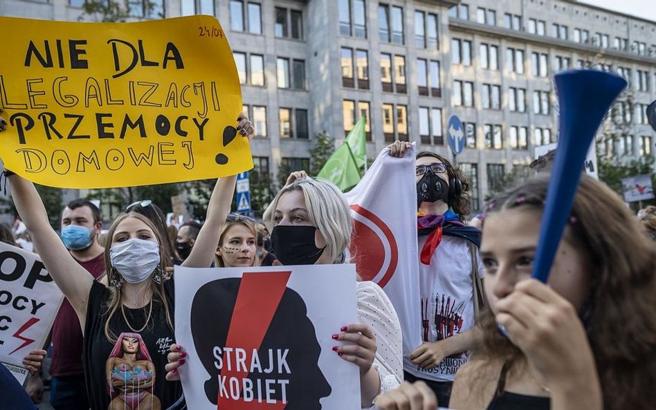 W piątek w wielu miastach odbyły się protesty przeciwko zapowiedziom dotyczącym wycofania się z raty