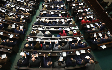Posłowie na sali obrad podczas trzeciego dnia posiedzenia Sejmu