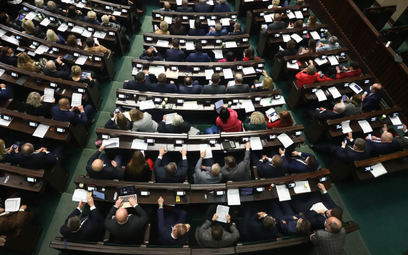 Posłowie na sali obrad podczas trzeciego dnia posiedzenia Sejmu