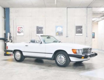 Mercedes SL zadebiutował na początku lat 70. i zastąpił słynną Pagodę. Biały lakier i szare wnętrze 