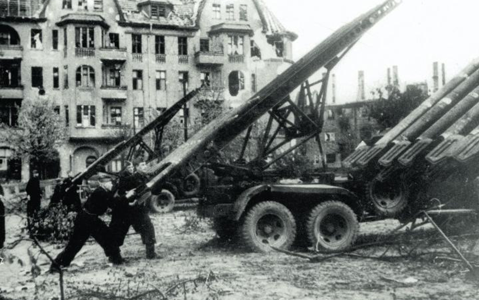 Ładowanie sowieckich katiusz na Amsterplatz w Berlinie, 24 kwietnia 1945 r.