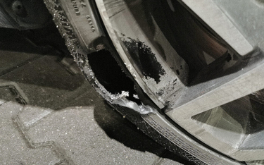 Dziury niszczą samochody na autostradzie A2
