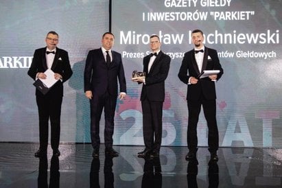 Mirosław Kachniewski, prezes SEG, odebrał statuetkę specjalną od wiceprezesa Gremi Media Jarosława M