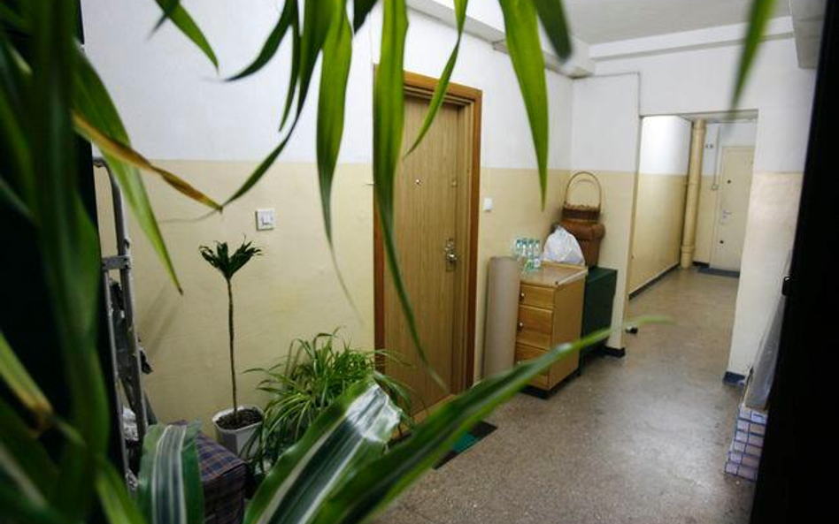 Wynajmujący przeprosi lokatora za kartkę na drzwiach i plotki sąsiadów