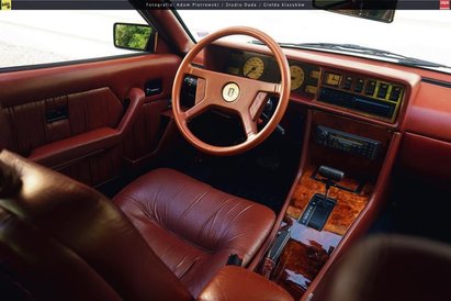 Sprowadzony z Kanady wóz ma za sobą solidną renowację. Skóry w środku mają kolor miodu. Tak prezentu