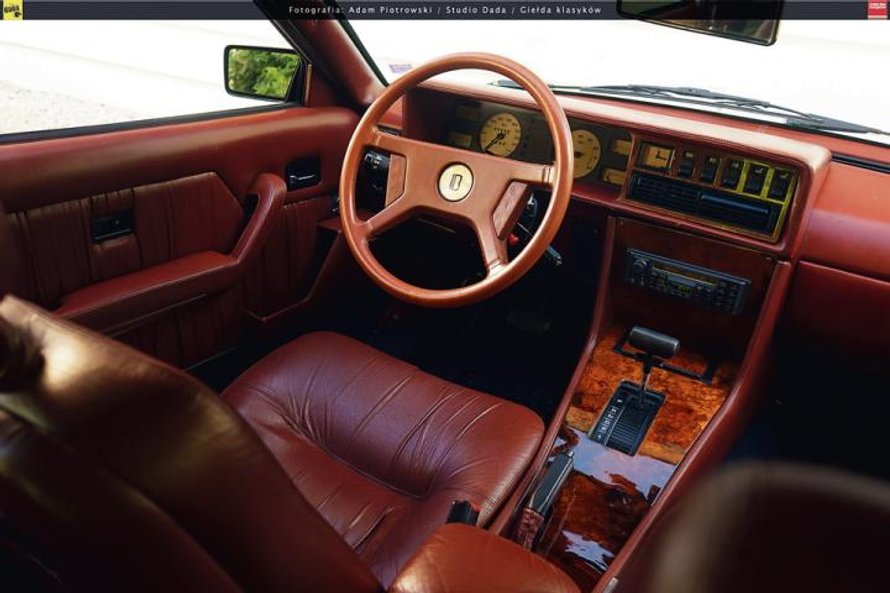 Sprowadzony z Kanady wóz ma za sobą solidną renowację. Skóry w środku mają kolor miodu. Tak prezentu