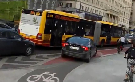 Pirat na ścieżce rowerowej na ul. Świętokrzyskiej w Warszawie
