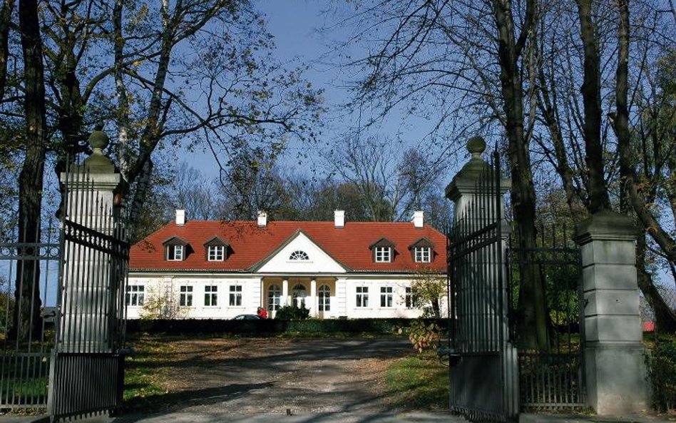 Neoklasycystyczny dwór w Tomaszowicach. Obrazy‚ bibeloty‚ stare meble‚ wschodnie kobierce budują atm
