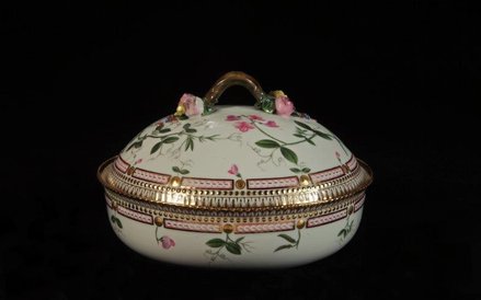 Okrągły półmisek z przykrywką, porcelana Flora Danica, ok. 1800