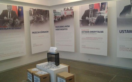 Niszczarka stoi też na środku sali wystawowej. Na ścianach są przypomniane niektóre działania prezyd