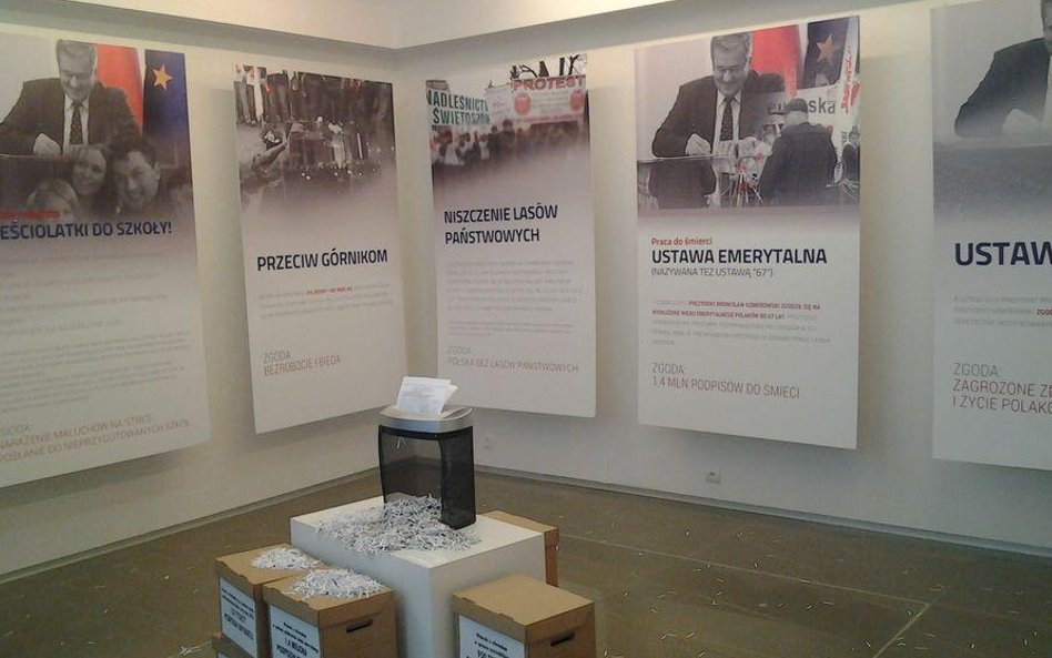 Niszczarka stoi też na środku sali wystawowej. Na ścianach są przypomniane niektóre działania prezyd