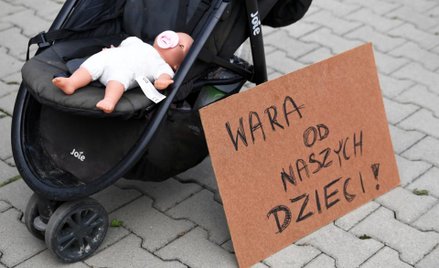 Manifestacja w trakcie konferencji ministra zdrowia Adama Niedzielskiego przed Urzędem Gminy Jeżowe