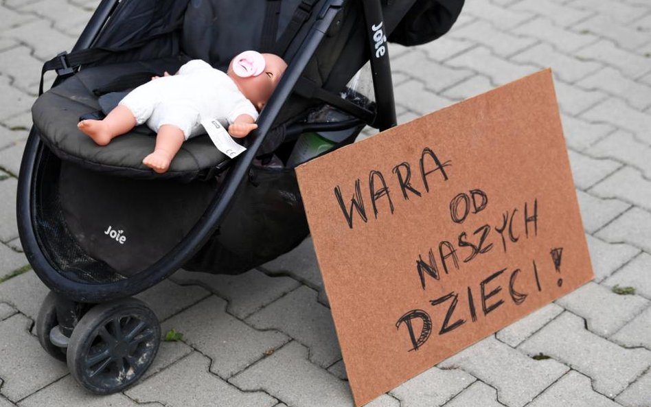 Manifestacja w trakcie konferencji ministra zdrowia Adama Niedzielskiego przed Urzędem Gminy Jeżowe