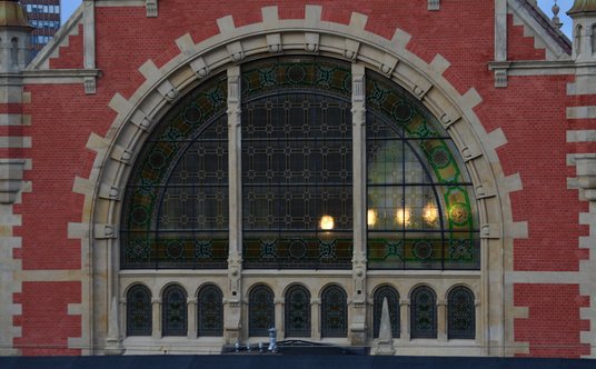 Odrestaurowano także witraże doświetlające wnętrza dworca.