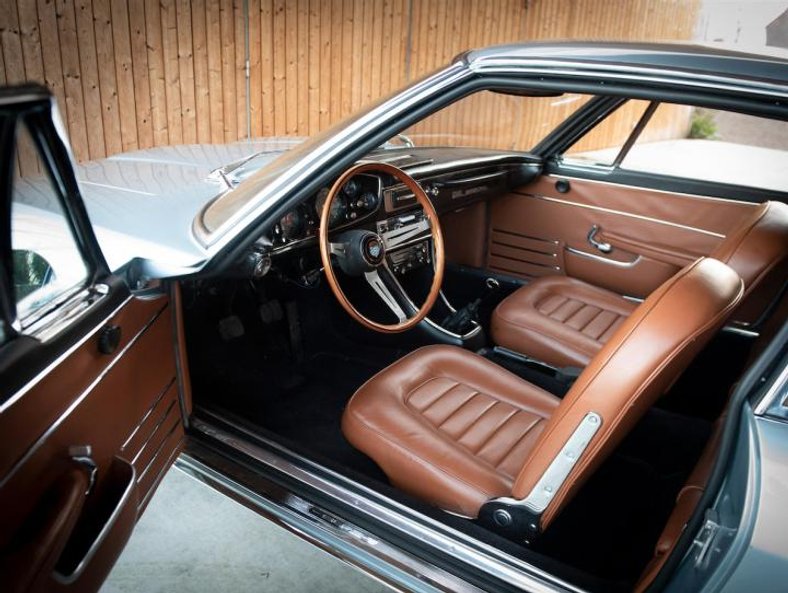 Coupé zadebiutowało w połowie lat 60., ma jednak za sobą gruntowny remont i wygląda zjawiskowo.