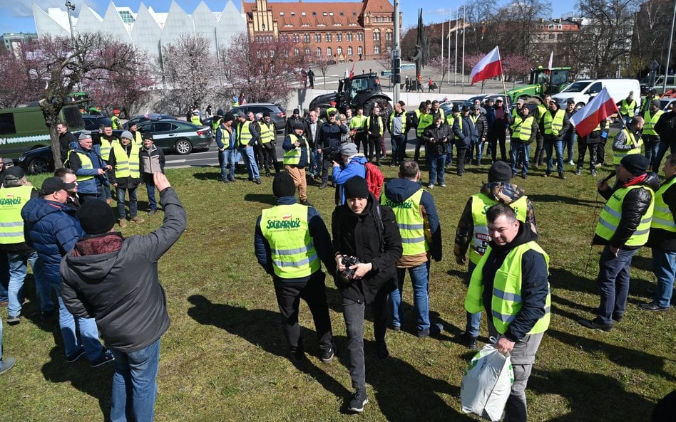 Przeciwko wwozowi zboża z Ukrainy od kilku dni protestują rolnicy w Polsce (na zdjęciu akcja rolnicz