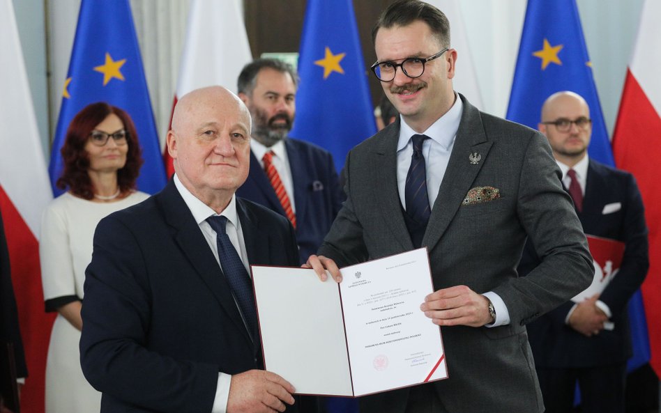 Przewodniczący PKW Sylwester Marciniak (L) i poseł PiS Łukasz Mejza (P) podczas uroczystości wręczen