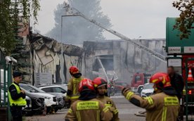 Straż pożarna podczas dogaszania pożaru warsztatu i salonu samochodowego przy ul. Krasnobrodzkiej